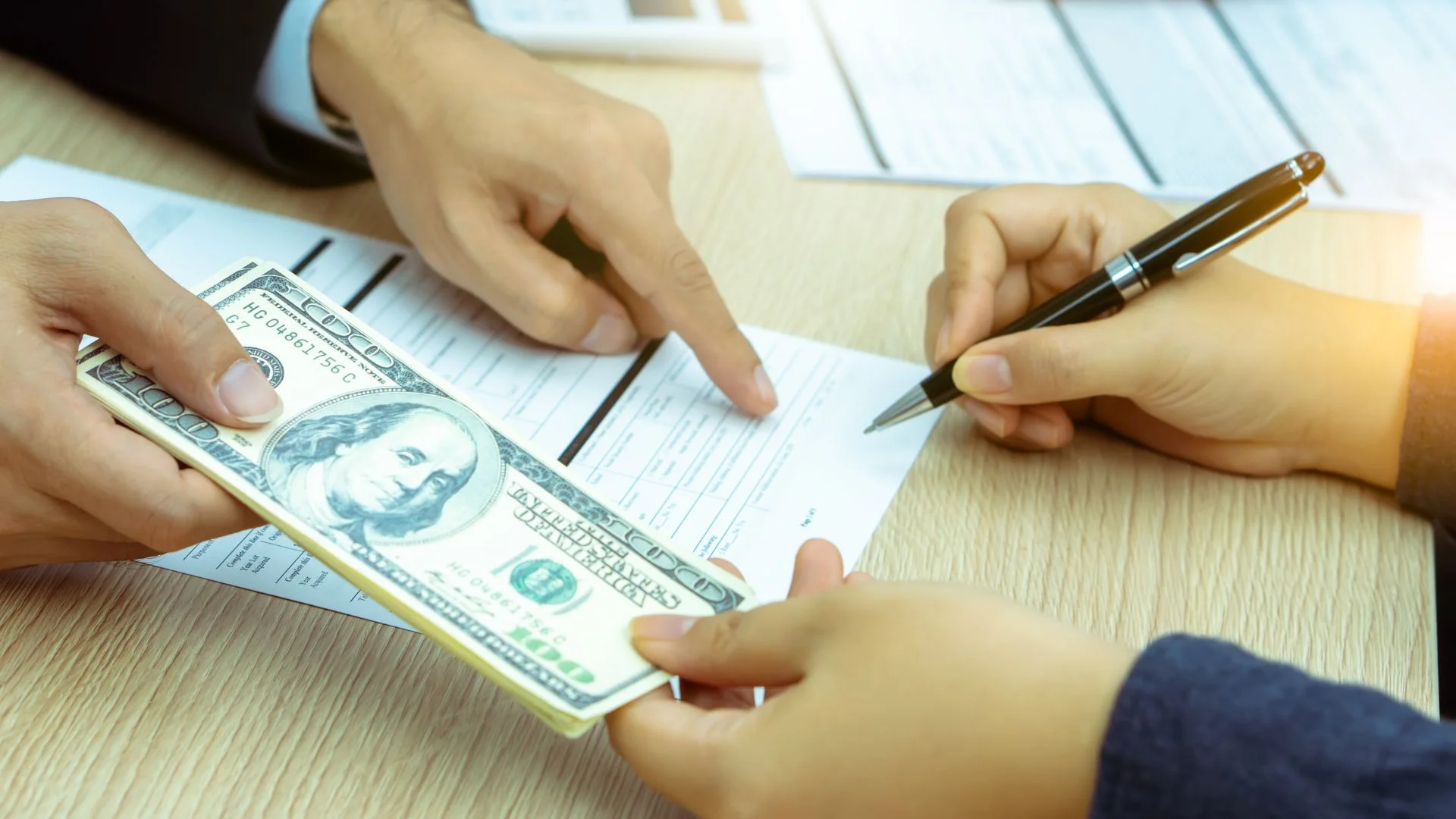  Proces získávání dotací dvě ruce s penězi a smlouvou symbol podpory financování