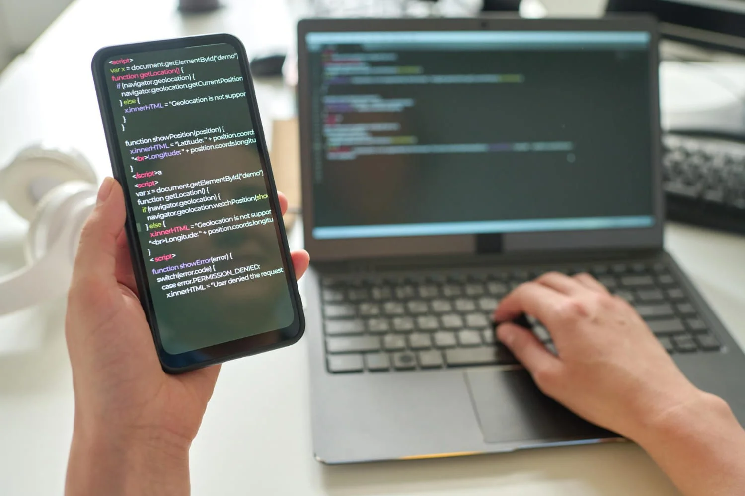 programátor programující webovou aplikaci na míru